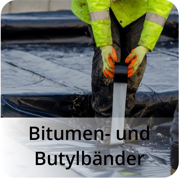 Handwerker bei der Verklebung eines Butylbandes