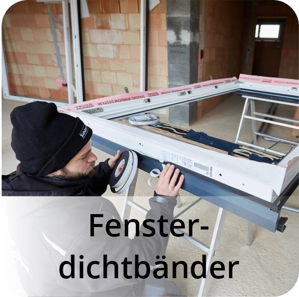 Handwerker bei der Installation von Fensterdichtbändern