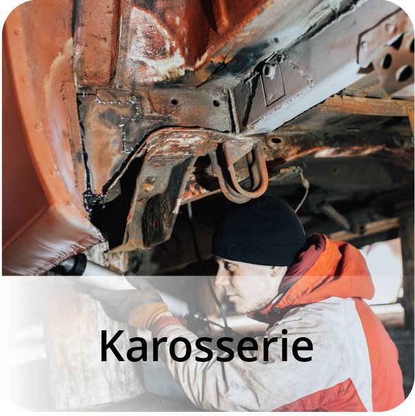 Karosseriebauer beim Abdichten des Unterbodens mit einer Kartusche.