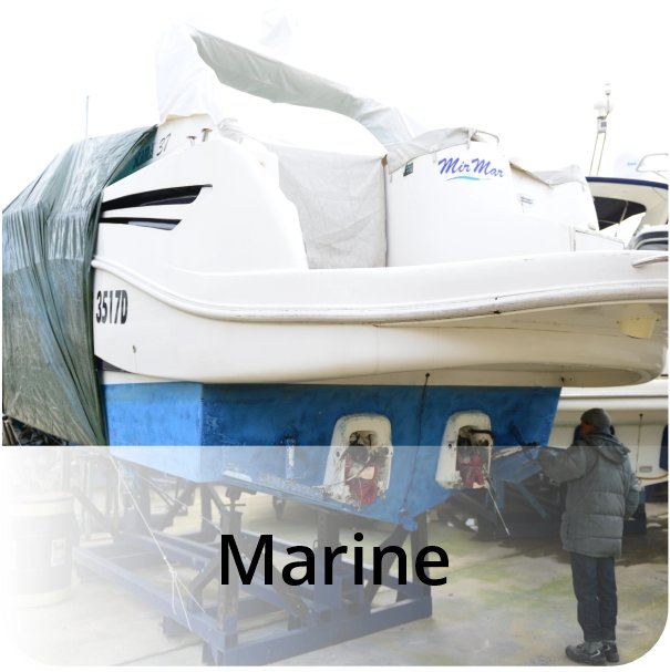 Boot in einem Dock bei Restaurierungsarbeiten am Rumpf