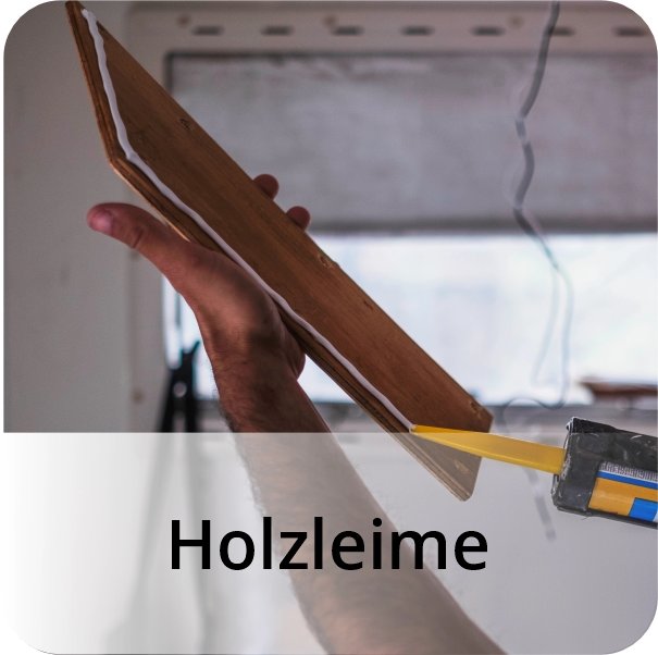 Anbringung von Holzleim auf eine Parkettfliese