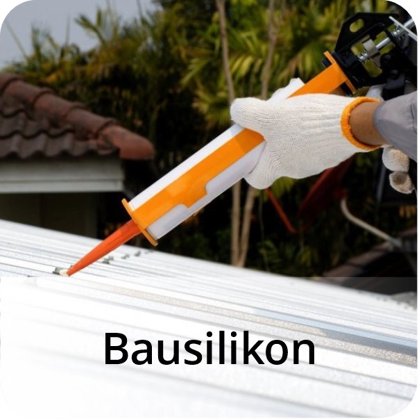 Handwerker beim Abdichten eines Wellblechdaches